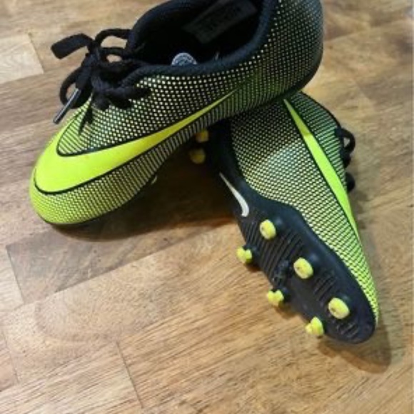 Youth Soccer cleats - Picture 3 of 3